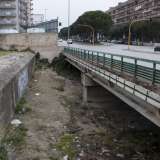 ...e grazie a uno scalino di cemento che abbassa il solco di qualche metro, si "getta" letteralmente sotto un ponticello che interseca via Caldarola